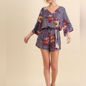 ✨3/$12 Umgee Floral Romper size Small